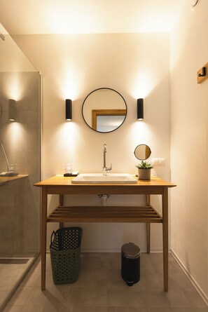 Appartement Confort | Salle de bain | Douche, sèche-cheveux, serviettes fournies, savon