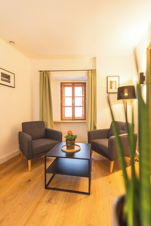 Comfort-Apartment | Wohnbereich | 109-cm-Smart-TV mit Premium-TV-Sendern, aktuelle Filme, Fußbodenheizung