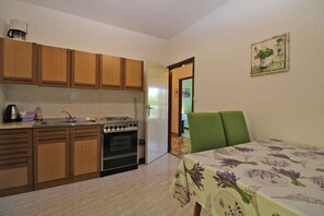 Fridge, oven, stovetop, coffee/tea maker - Holiday apartment with garden and barbecue (Medulin)