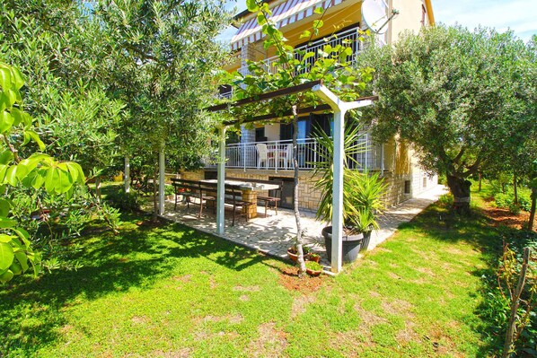 Outdoor dining - Holiday apartment with garden and barbecue (Medulin)