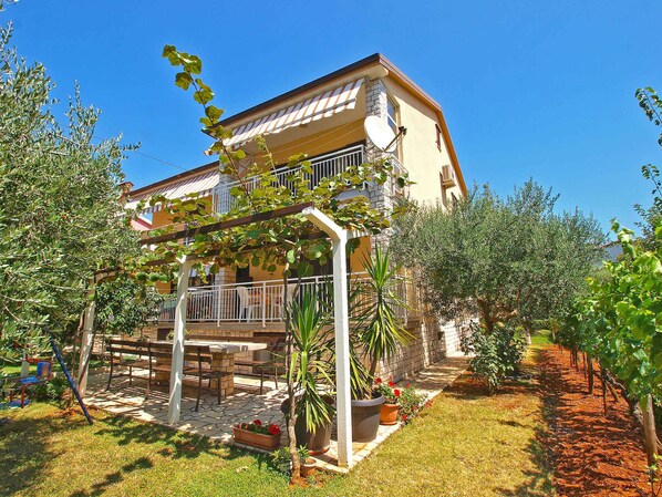 Outdoor dining - Holiday apartment with garden and barbecue (Medulin)