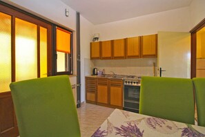 Fridge, oven, stovetop, coffee/tea maker - Holiday apartment with garden and barbecue (Medulin)