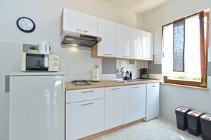 Frigorífico, microondas, placa de cocina y cafetera o tetera