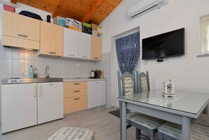 Fridge, stovetop, coffee/tea maker, cookware/dishes/utensils - Holiday apartment with terrace and air conditioning (Pomer)