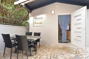 Outdoor dining - Holiday apartment with terrace and air conditioning (Pomer)