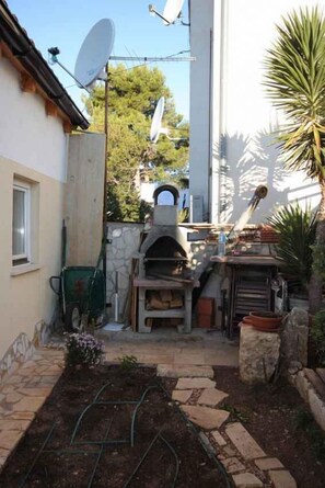 Property grounds - Holiday apartment with terrace and air conditioning (Pomer)