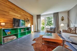 Een televisie en een stereo