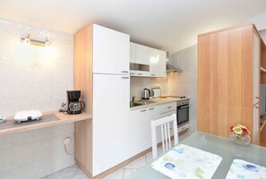 Kühlschrank, Ofen, Herdplatte, Wasserkocher mit Kaffee-/Teezubehör