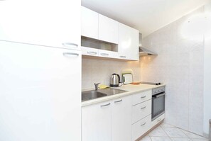 Kühlschrank, Ofen, Herdplatte, Wasserkocher mit Kaffee-/Teezubehör