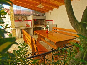 Outdoor dining - Holiday apartment with air conditioning (Pula)