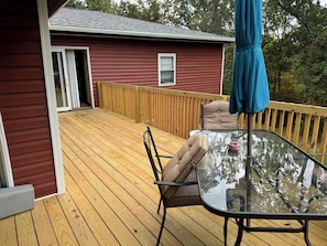 Outdoor dining - Riverbend Getaway 134-Luxury & Comfort sleep 20+ nearby-swim, float, hike, relax (Leasburg)