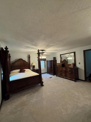 4 bedrooms, travel cot, free WiFi, bed sheets - Riverbend Getaway 134-Luxury & Comfort sleep 20+ nearby-swim, float, hike, relax (Leasburg)