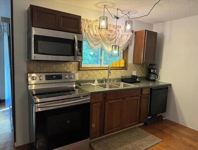 Riverbend Getaway 134-Luxury & Comfort minutes away to swim, float, hike & relax