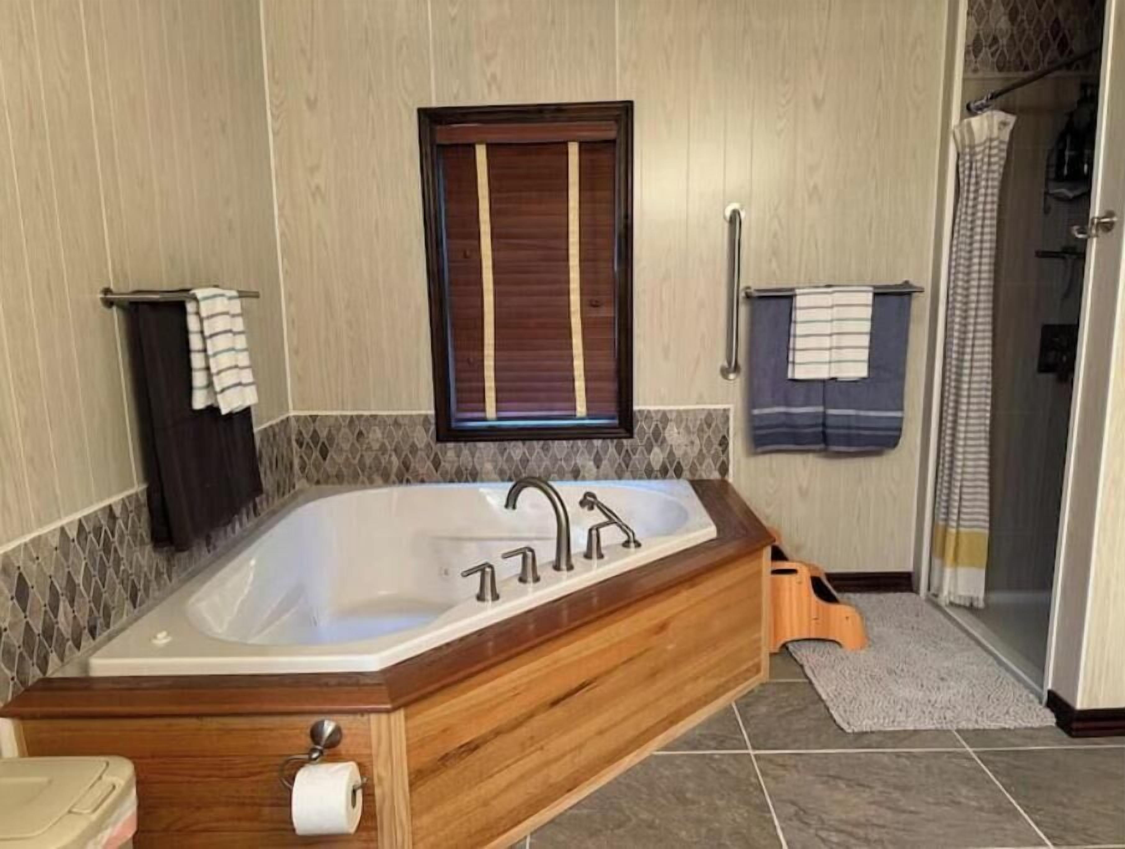 Dusche, Whirlpool, Haartrockner, Handtücher