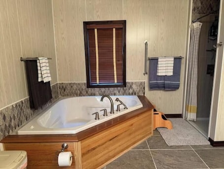 Shower, jetted bath, hair dryer, towels. Riverbend Getaway 134-Luxury & Comfort sleep 20+ nearby-swim, float, hike, relax