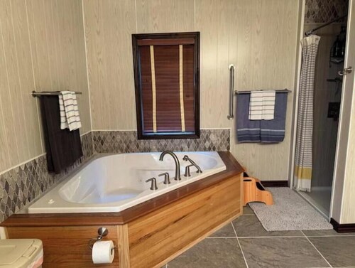 Riverbend Getaway 134-Luxury & Comfort sleep 20+ nearby-swim, float, hike, relax