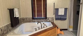 Riverbend Getaway 134-Luxury & Comfort sleep 20+ nearby-swim, float, hike, relax