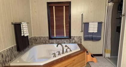 Riverbend Getaway 134-Luxury & Comfort sleep 20+ nearby-swim, float, hike, relax