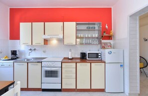 冷蔵庫、電子レンジ、コンロ、食器洗い機