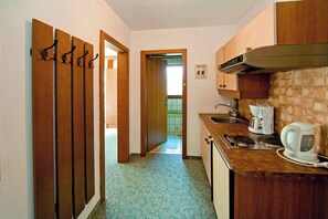 Kühlschrank, Wasserkocher mit Kaffee-/Teezubehör