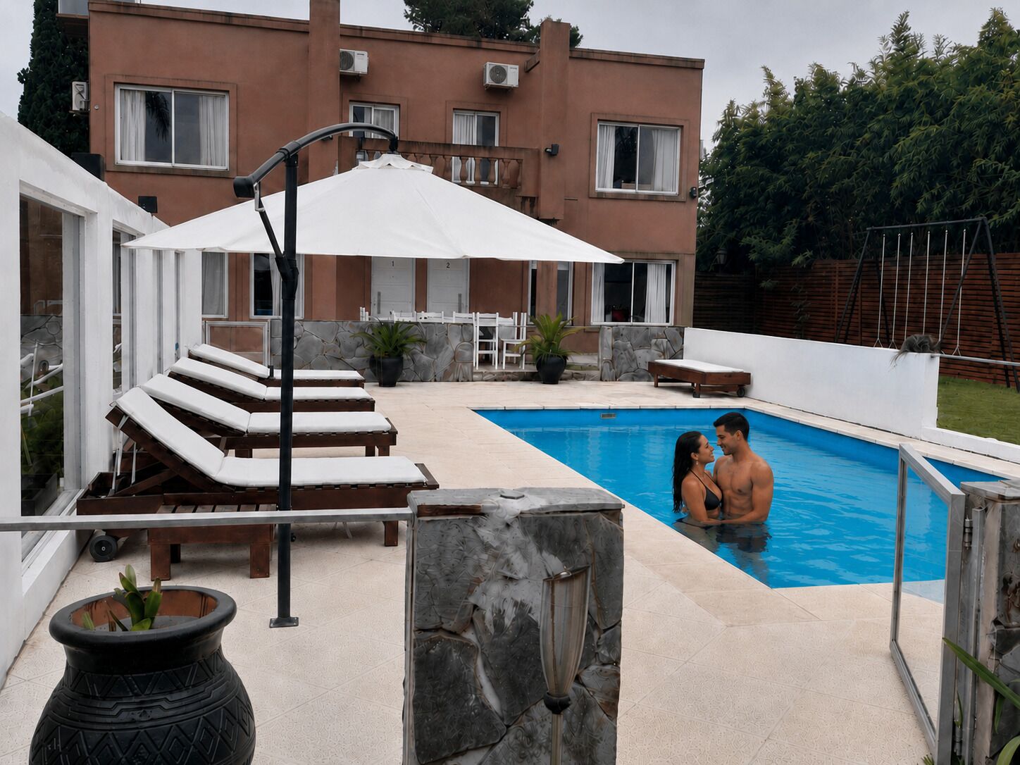 Una piscina techada, 6 piscinas al aire libre, sombrillas