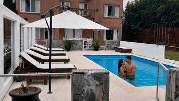 Una piscina techada, 6 piscinas al aire libre, sombrillas