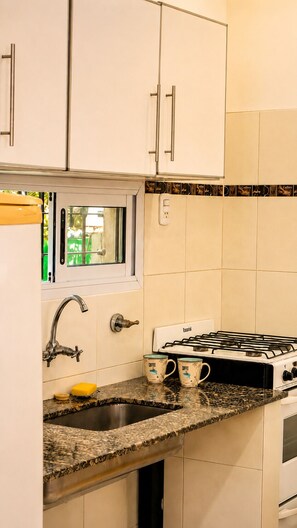 Apartamento exclusivo, banheira de imersão, no jardim | Cozinha privada | Lava-louças, mesas de jantar