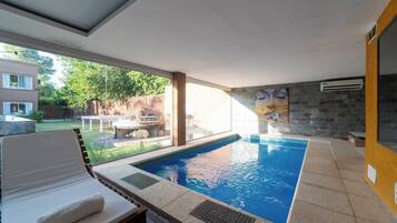 Kolam renang indoor dan 6 kolam renang outdoor