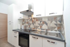 Kühlschrank, Ofen, Herdplatte, Wasserkocher mit Kaffee-/Teezubehör