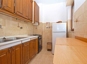 Kühlschrank, Ofen, Herdplatte, Wasserkocher mit Kaffee-/Teezubehör