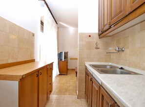 Fridge, oven, stovetop, coffee/tea maker