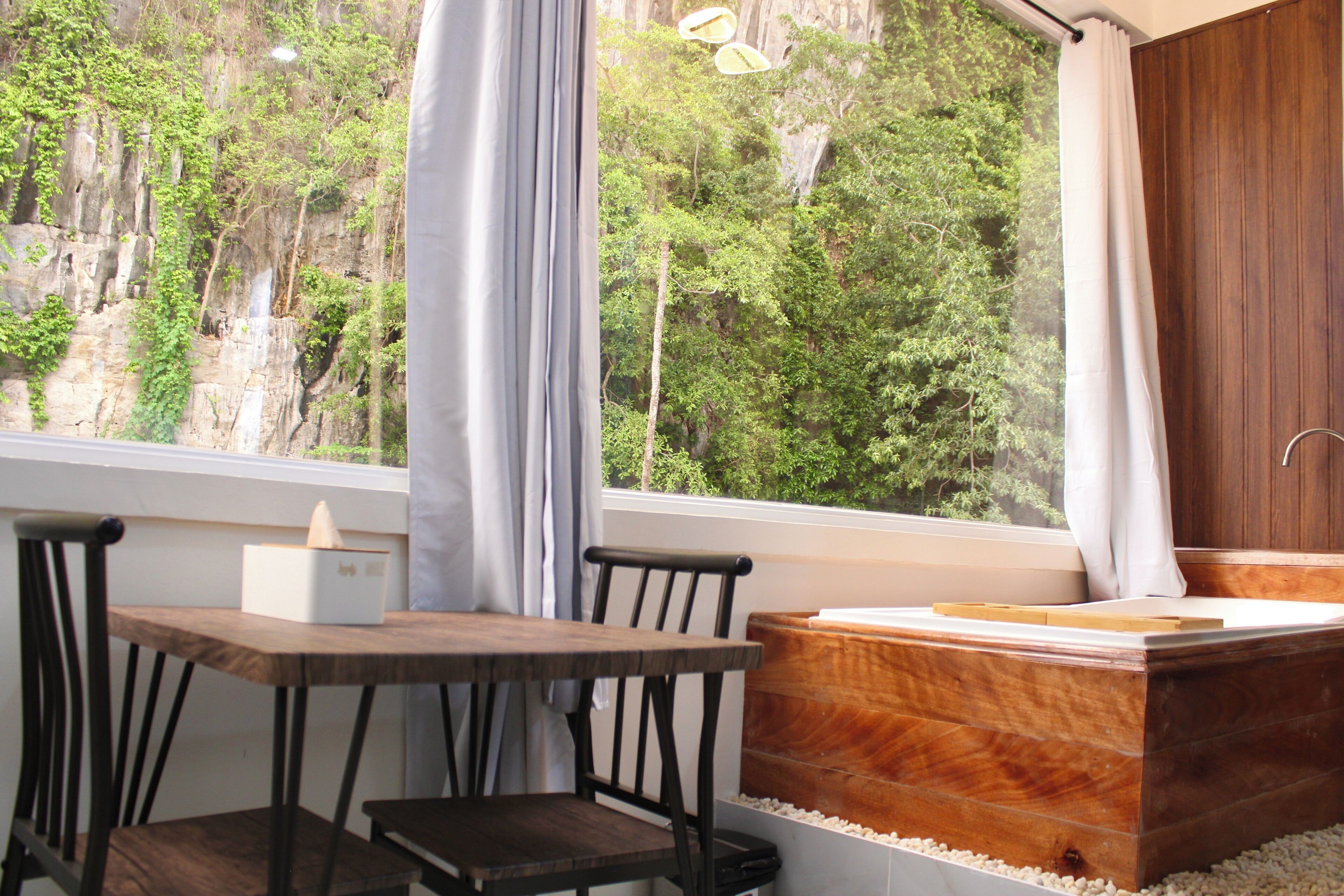 Deluxe Studio Suite | Deep soaking bathtub