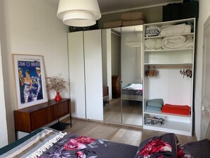 2 عدّة غرف نوم ومكتب ومكواة/لوح كي وسرير سفر