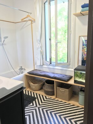 Haartrockner, Handtücher, Toilettenpapier