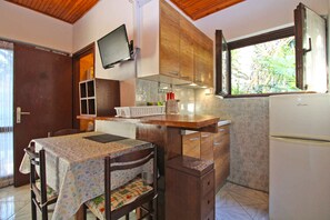 Fridge, microwave, stovetop, coffee/tea maker