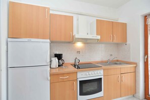 Fridge, oven, stovetop, coffee/tea maker - Studio with garden and barbecue (Fažana)