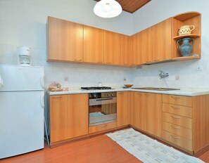 Fridge, oven, stovetop, coffee/tea maker - Holiday apartment with air conditioning (Valbandon)