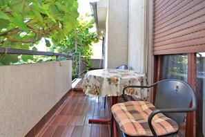 Outdoor dining - Holiday apartment with air conditioning (Valbandon)
