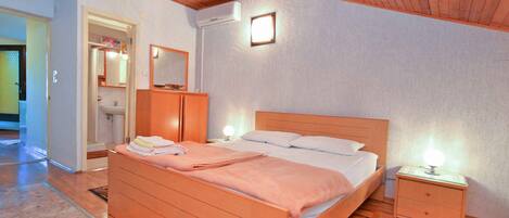 1 dormitori, planxa i posts de planxar i Internet