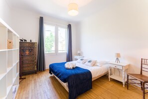 1 habitación, tabla de planchar con plancha, wifi gratis y ropa de cama