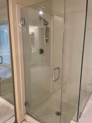 Hårføner, håndklær, såpe og toalettpapir