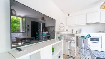 Een koelkast, een microgolfoven, een oven, een vaatwasser