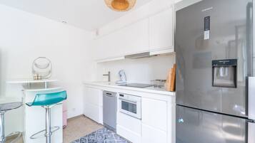 Een koelkast, een microgolfoven, een oven, een vaatwasser