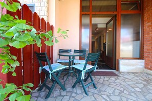 Outdoor dining - Studio with terrace and air conditioning (Pula)