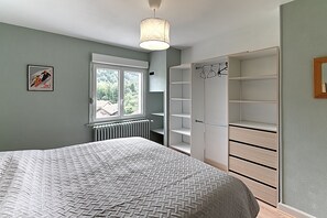 3 bedrooms, iron/ironing board, free WiFi