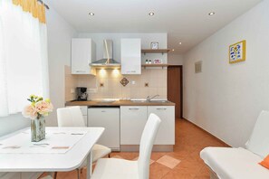 Jääkaappi, liesi, keittoastiat/astiat/ruokailuvälineet