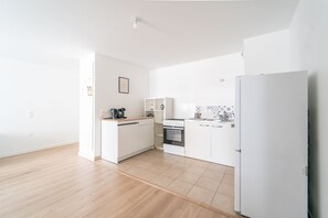 Réfrigérateur, micro-ondes, four, cafetière/bouilloire
