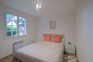 4 chambres, fer et planche à repasser, accès au Wi-Fi (inclus)