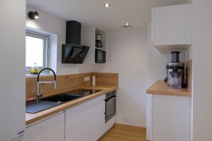 Réfrigérateur, four à micro-ondes, un four, lave-vaisselle