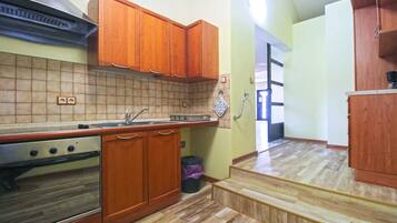 Réfrigérateur, four, batterie de cuisine, vaisselle et ustensiles